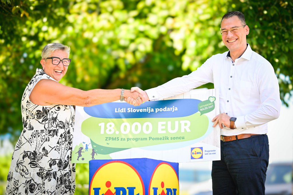 Na fotografiji: Breda Krašna, generalna sekretarka ZPMS, in Peter Kebrič, direktor nabave v Lidlu Slovenija. (foto: MP produkcija) Na fotografiji: Breda Krašna, generalna sekretarka ZPMS, in Peter Kebrič, direktor nabave v Lidlu Slovenija. (foto: MP produkcija)